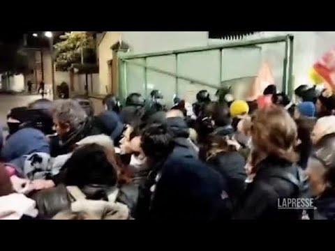 Parigi sommersa da rifiuti: manifestanti bloccano deposito camion per la raccolta