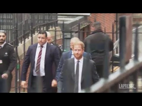Principe Harry a sorpresa a Londra per la causa contro il Daily Mail