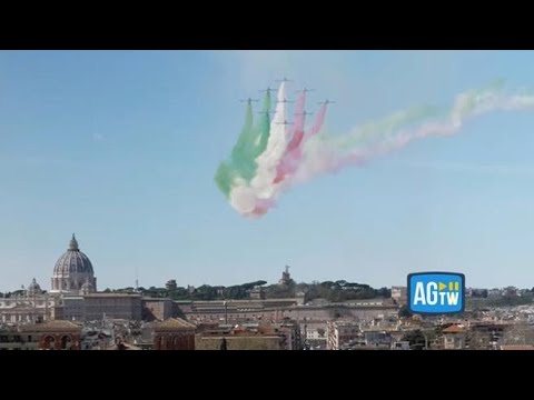 Le Frecce Tricolori sorvolano il Pincio per i 100 anni dell’Aeronautica