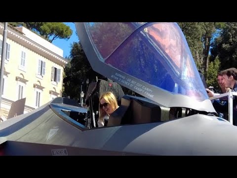 100 anni Aeronautica, Giorgia Meloni sale su un F35 in Piazza del Popolo