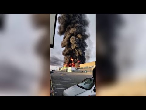 Novara, in fiamme un’azienda chimica: il video