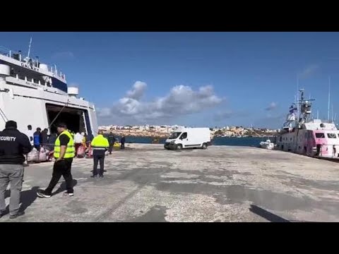 Lampedusa, traghetto imbarca 180 migranti di fronte alla «Louise Michel» (in stato di fermo)