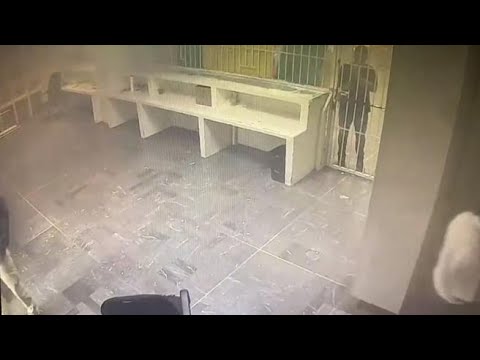 Strage in un centro migranti in Messico: scoppia un incendio, gli agenti lasciano chiuse le…