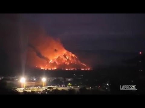 Thailandia, un’intera montagna avvolta dalle fiamme