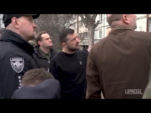 Zelensky in viaggio tra le città ucraine devastate: «La guerra ci ha cambiato»