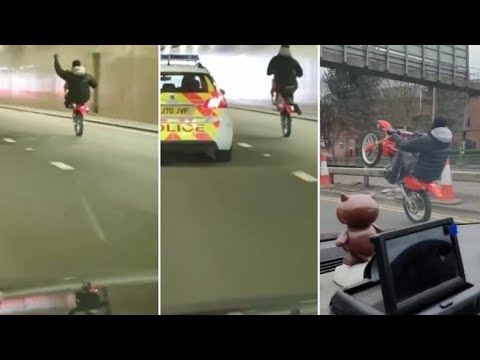 Motociclista impenna senza casco davanti alla polizia: polemiche in Inghilterra