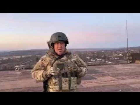 Bakhmut circondata, la Wagner mostra vecchi e ragazzini tremanti: «Zelensky ordini all’esercito…