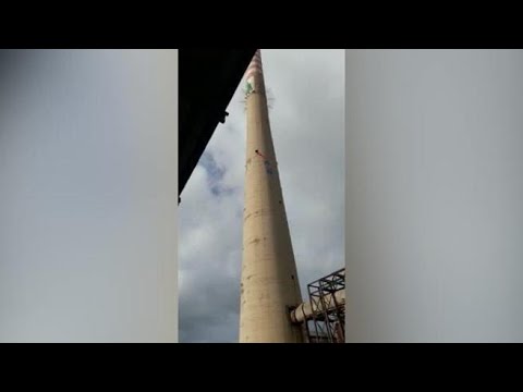 Portovesme, operai su ciminiera a 100m di altezza: le immagini della protesta