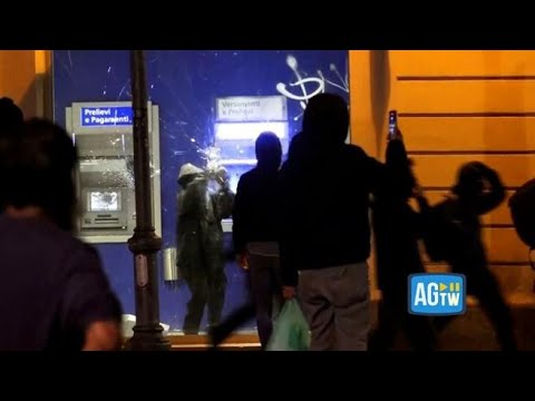Tensione al corteo degli anarchici a Torino: bancomat distrutti, la Polizia lancia i lacrimogeni