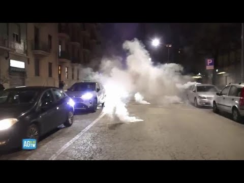 Anarchici a Torino, è guerriglia urbana: idrante sui manifestanti, automobilisti bloccati tra i…