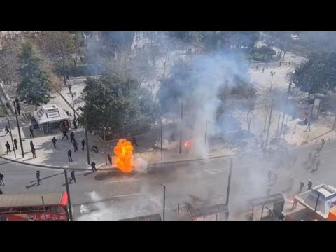 Atene, violenti scontri tra polizia e manifestanti dopo il disastro del treno