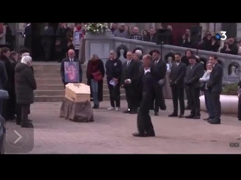 Balla da solo davanti alla bara della moglie, poi la folla lo segue