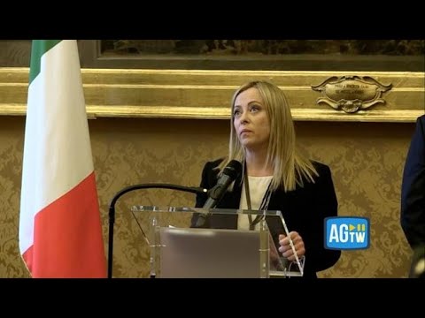 Meloni “cita” Schlein: «Essere donna è un grande vantaggio, perché spesso non ti vedono arrivare»