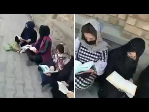 Le donne afgane studiano in strada a Kabul, mentre riaprono le università solo per gli uomini