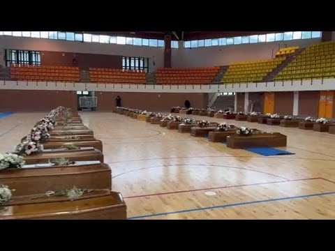 Naufragio migranti in Calabria, le  64 bare in fila nel Palasport di Crotone