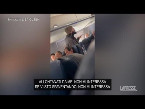 Paura su un volo negli Usa: un uomo cerca di aprire il portellone e di accoltellare un assistente
