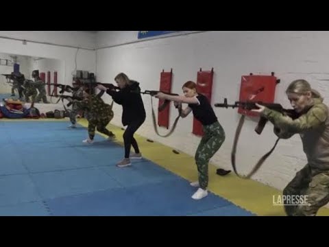 L’addestramento delle donne in Russia: fucile in mano e lezioni gratuite