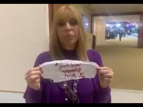 8 marzo, Alessandra Mussolini consegna un assorbente a Gentiloni: «Azzerate l’iva»