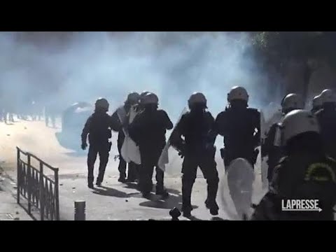 Atene, scontri dopo la protesta per l’incidente ferroviario