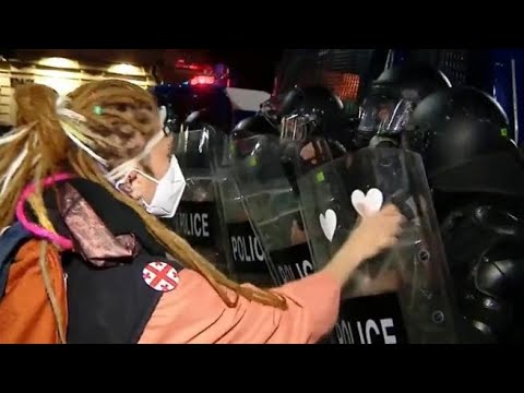 Manifestanti a Tbilisi attaccano cuori sugli scudi degli agenti antisommossa