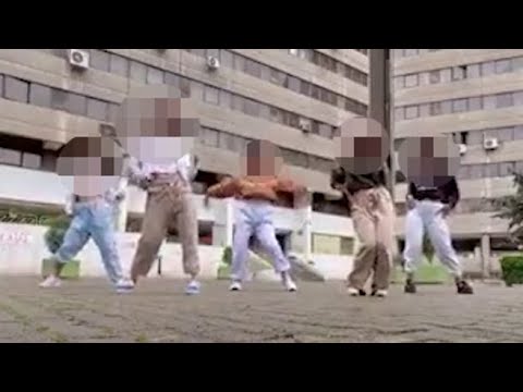 Iran, il ballo delle ragazze di Teheran che sfidano il regime degli Ayatollah