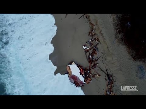 Naufragio Crotone, i resti del barcone sulle coste: il video dal drone