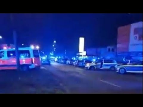 Decine di auto e ambulanze: le prime immagini dal luogo della sparatoria ad Amburgo