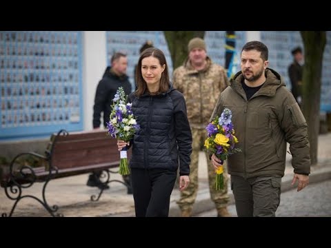 Sanna Marin in visita a Kiev depone i fiori al Muro della Memoria