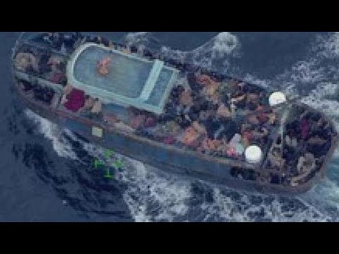 Calabria,  il video del barcone di migranti in pericolo fra le onde