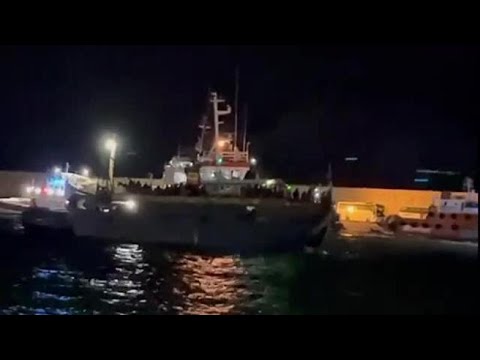 Crotone, ecco l’arrivo in porto del barcone con centinaia di migranti