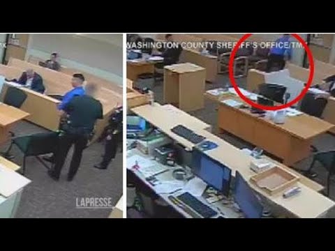 Gli agenti tolgono le manette e l’imputato scappa: le immagini dagli Usa