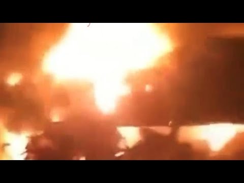 Scontro fra treni in Grecia, morti e feriti nei vagoni in fiamme