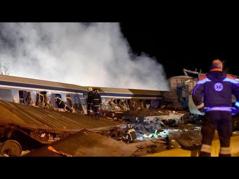 Grecia, scontro tra treni: i soccorritori al lavoro