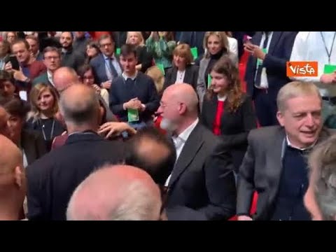Assemblea Nazionale PD, l’arrivo e l’abbraccio di Schlein con Bonaccini e Letta