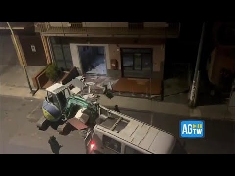 Catania, rubano l’intero sportello delle Poste con un escavatore