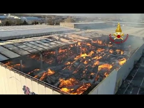 Incendio alla cartiera Essity a Porcari: fiamme avvolgono tutto il magazzino