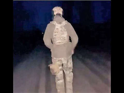 Bakhmut, nella notte sul fronte con gli artiglieri ucraini