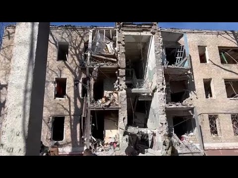A Kramatosk un missile russo ha colpito un palazzo: la vita quotidiana del Donbass e di Kherson