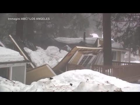 Crollano i tetti delle case in California: gli effetti del maltempo a San Bernardino