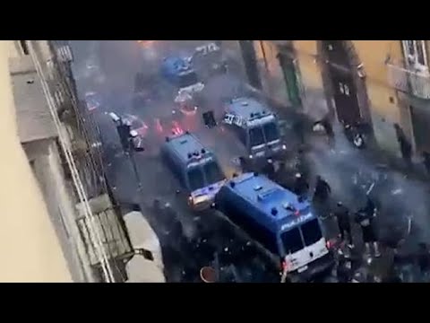 Napoli-Eintracht, guerriglia in pieno centro e terrore tra i passanti: il filmato di un residente