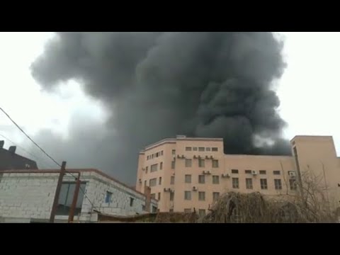 In fiamme la sede delle guardie di frontiera russe a Rostov-on-Don: fumo nero visibile a…