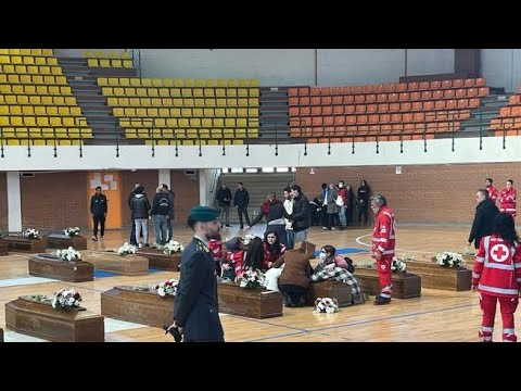 Crotone, il dolore dei parenti e le urla delle madri nella camera ardente