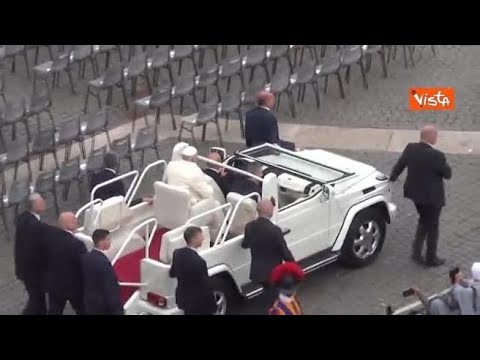 Papa Francesco in piazza San Pietro in papamobile per le celebrazioni della Domenica delle Palme