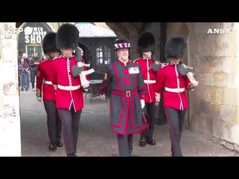 Gran Bretagna, i guardiani della Torre di Londra indossano le nuove uniformi