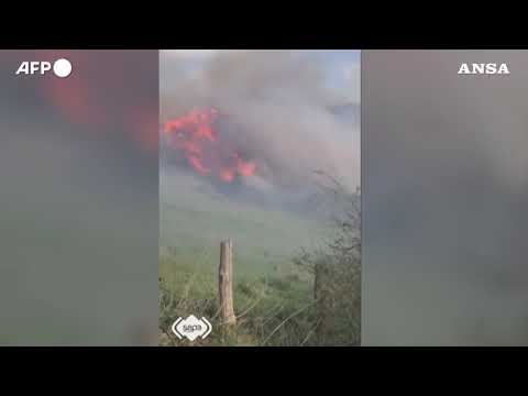 Spagna, Asturie devastate dagli incendi: la lotta dei vigili del fuoco