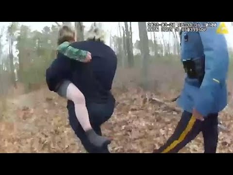 Usa, bimbo di 4 anni si perde nel bosco ma il suo cane non lo abbandona: le immagini del…