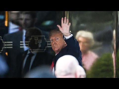 Donald Trump a New York, il momento in cui saluta ed entra nella Trump Tower
