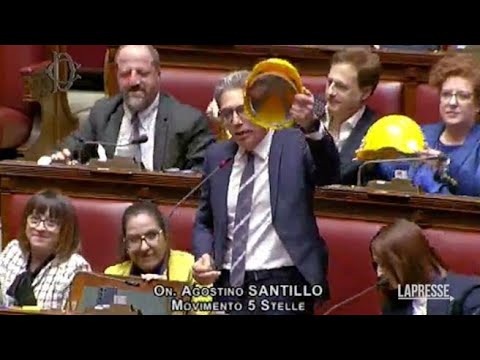 Dl superbonus, in aula M5S lancia la protesta dei caschetti: «Tradita l’edilizia»
