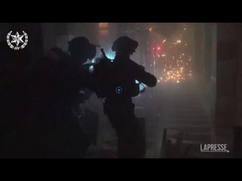 La polizia israeliana irrompe nella moschea Al-Aqsa a Gerusalemme