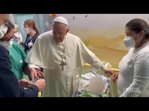 Il Papa visita i bimbi del reparto di oncologia e battezza un neonato: «Quando vai in…